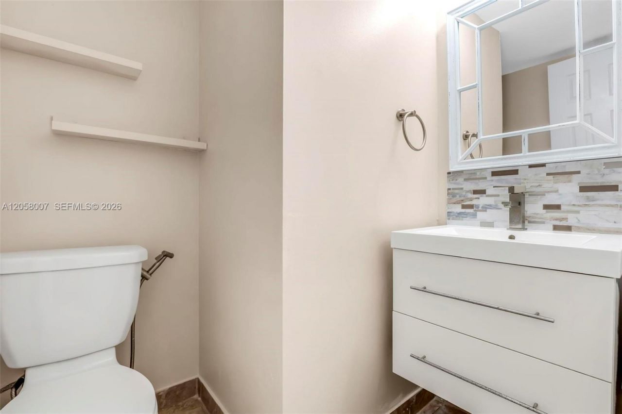 9937 NW 9th St Cir , Unit 12-19, Miami, FL 33172 Photo
