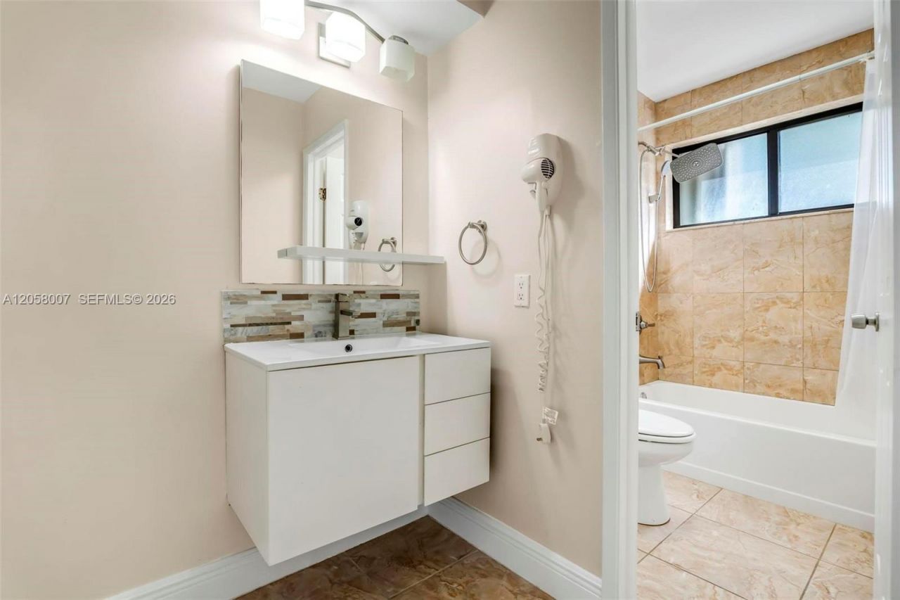 9937 NW 9th St Cir , Unit 12-19, Miami, FL 33172 Photo