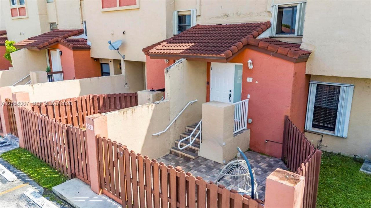9937 NW 9th St Cir , Unit 12-19, Miami, FL 33172 Photo