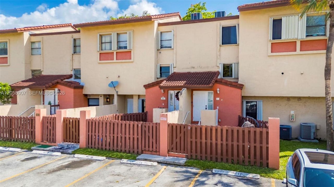 9937 NW 9th St Cir , Unit 12-19, Miami, FL 33172 Photo