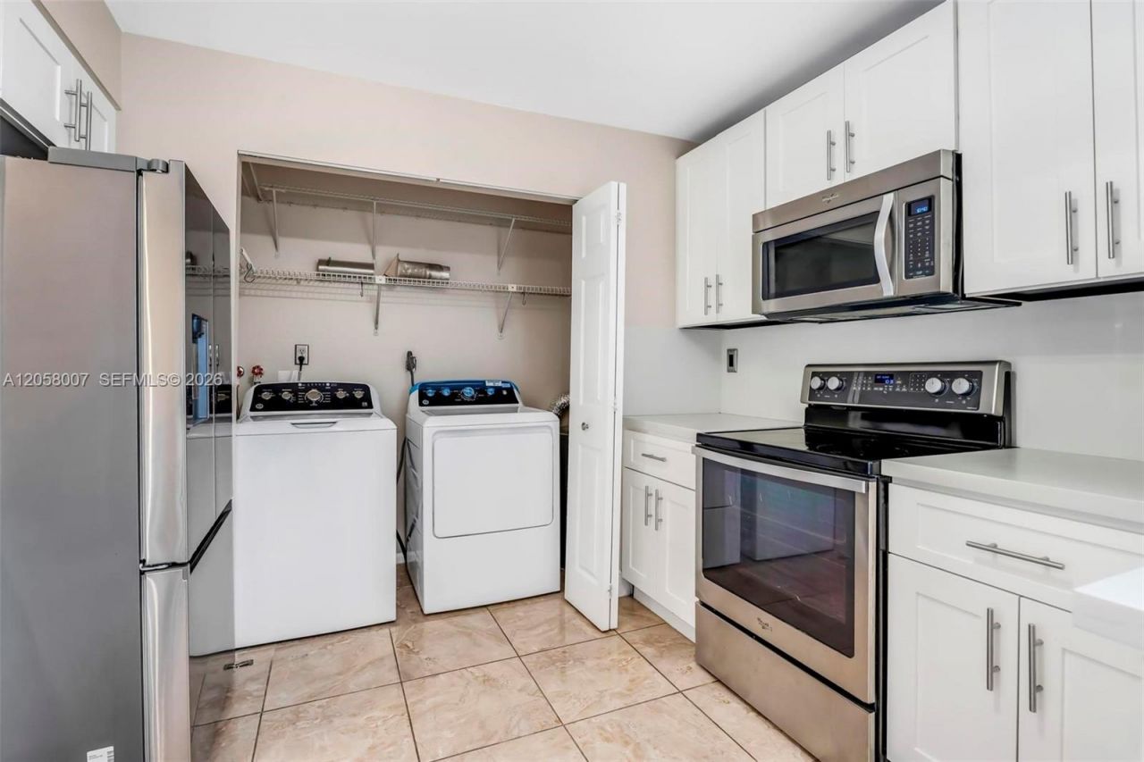 9937 NW 9th St Cir , Unit 12-19, Miami, FL 33172 Photo