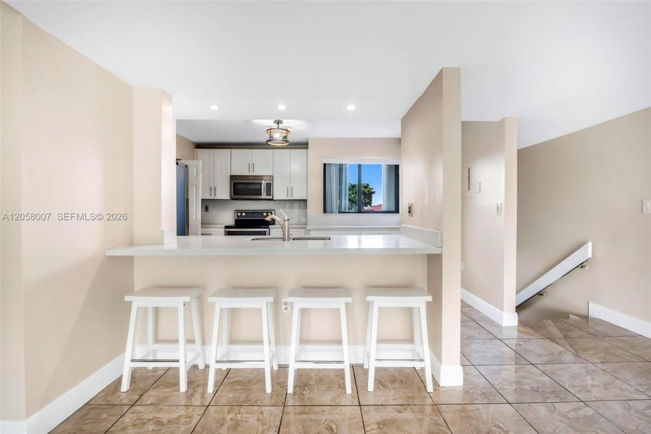 9937 NW 9th St Cir , Unit 12-19, Miami, FL 33172 Photo