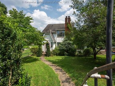 1110 Oakmont Road, Charleston, WV 25314