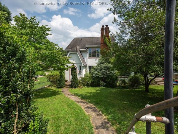 1110 Oakmont Road, Charleston, WV 25314