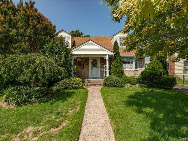 9 Croyden Lane , Hicksville, NY 11801