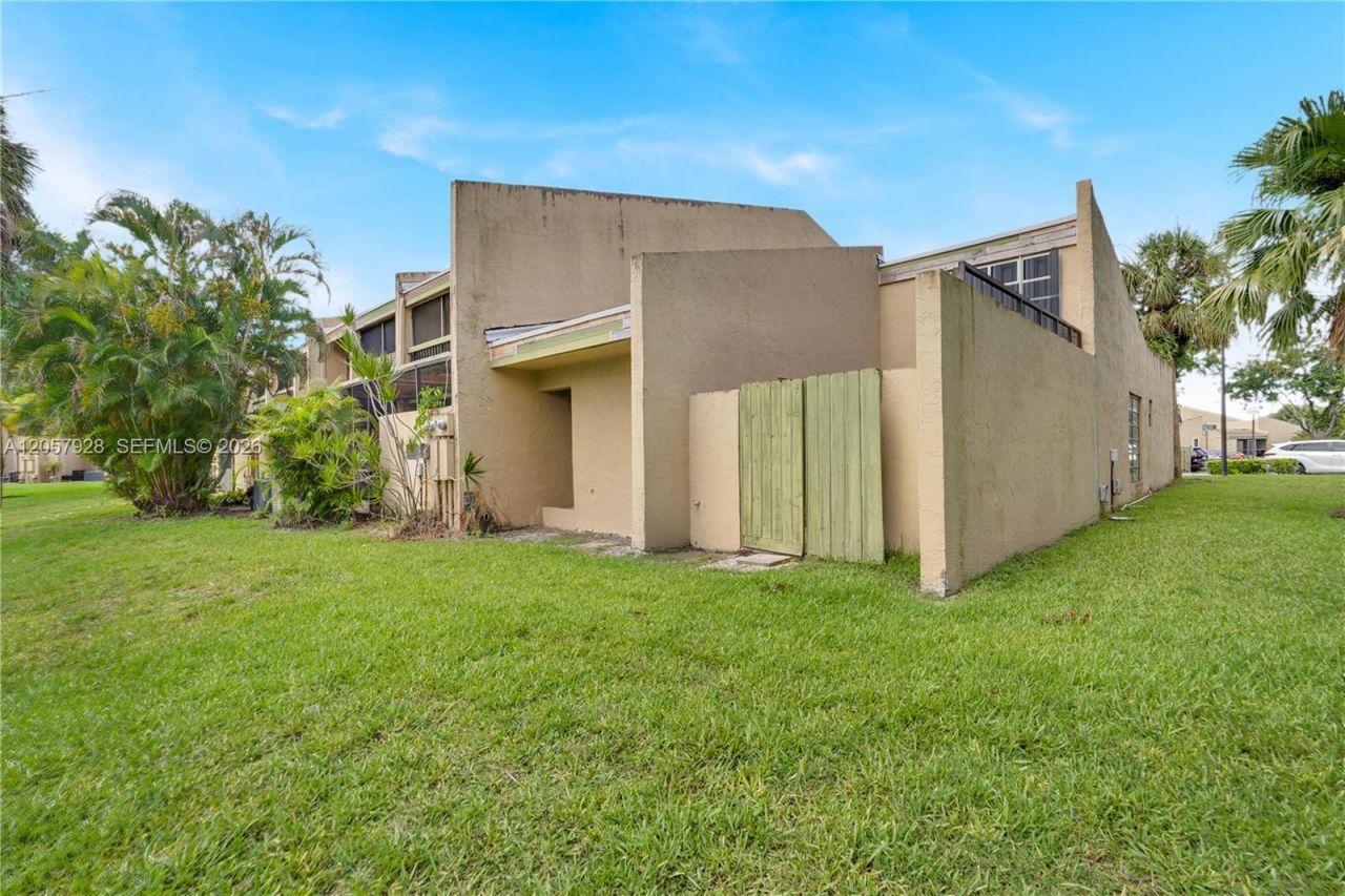1501 NW 94th Ave , Unit 237, Pembroke Pines, FL 33024 Photo