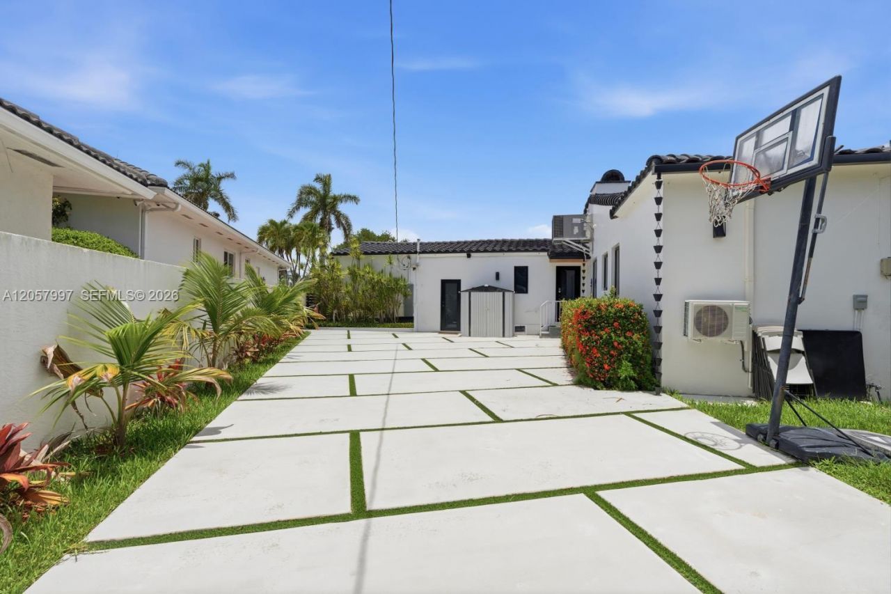 1204 S Northlake Dr, Hollywood, FL 33019 Photo