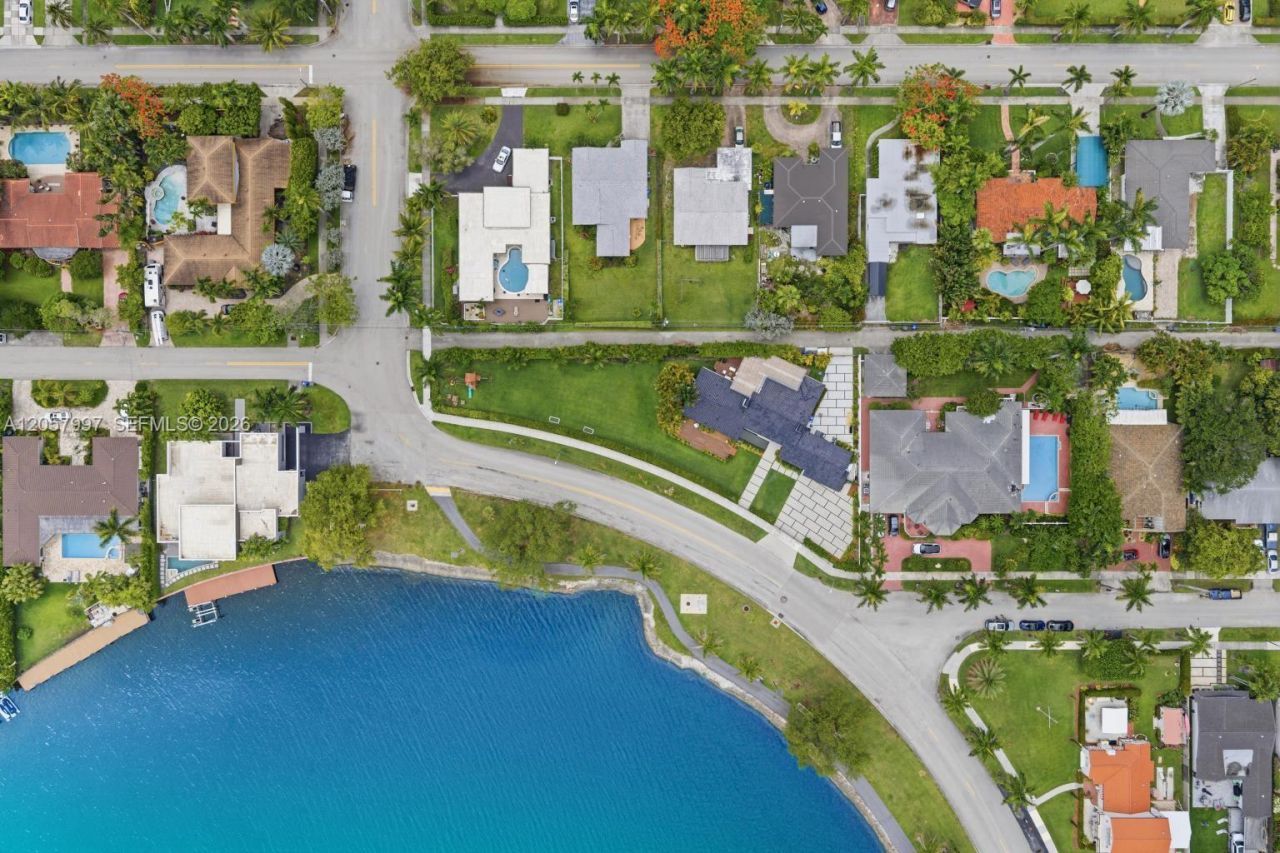 1204 S Northlake Dr, Hollywood, FL 33019 Photo
