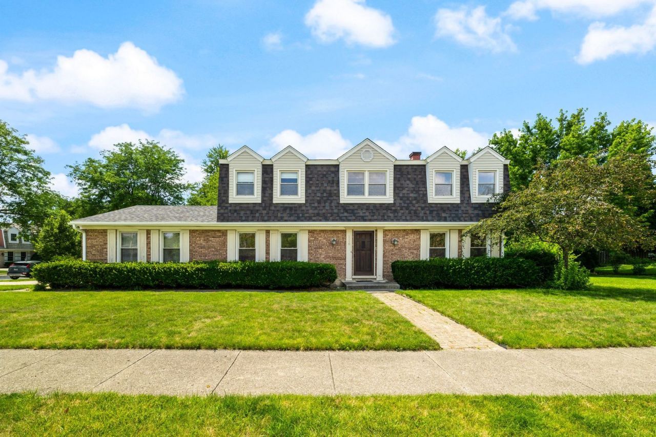 2218 N Williamsburg Street , Arlington Heights, IL 60004