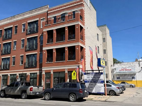 1832 W Belmont Avenue, Chicago, IL 60657