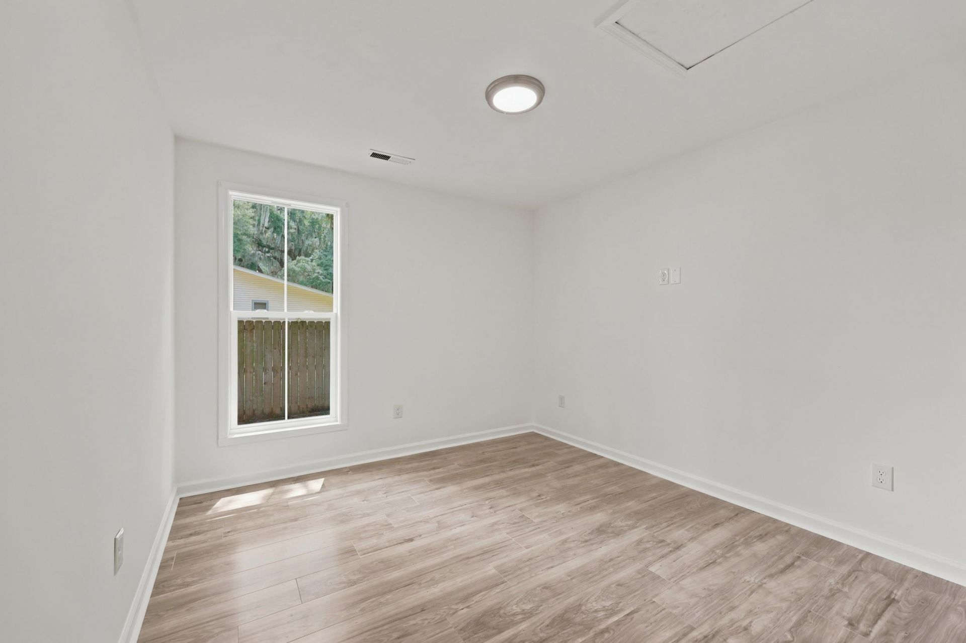 403 Bayview Dr.  Photo 12