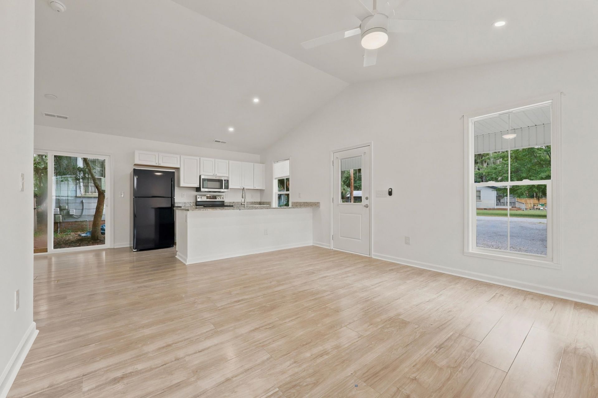 403 Bayview Dr.  Photo 6