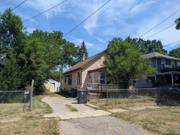 934 Barrie Avenue , Flint, MI 48507