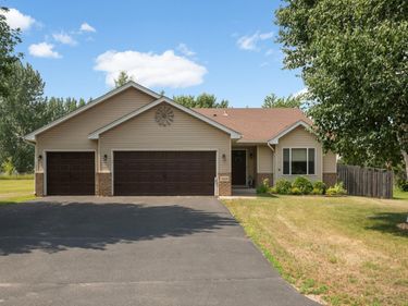 1320 Honeysuckle Lane SE, Cambridge, MN 55008