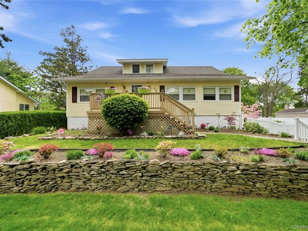414 Potter Boulevard, Brightwaters, NY 11718