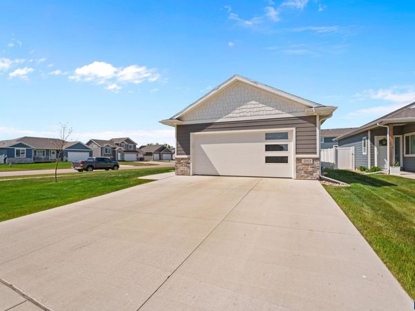7012 Belgrave Trl, Sioux Falls, SD 57106