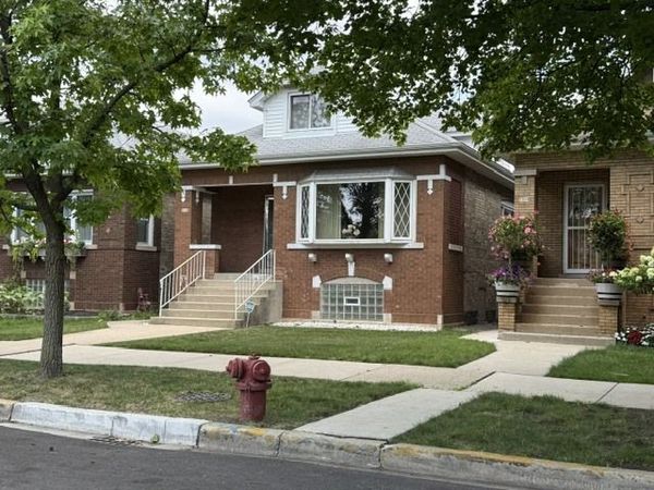 5330 W Melrose Street , Chicago, IL 60641
