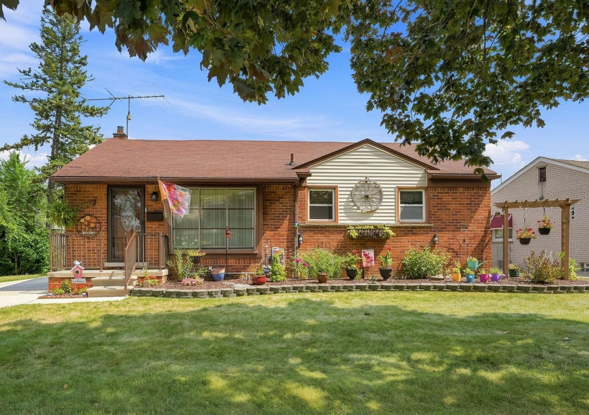 29470 Robert Drive, Livonia, MI 48150 Main Photo