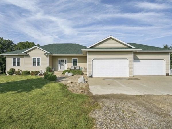 7997 218th Ave, Martelle, IA 52305