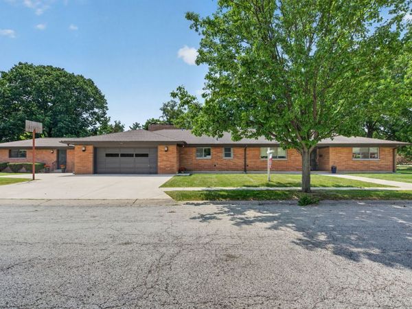 601 Marion Avenue , St. Charles, IL 60174