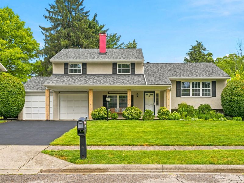 402 Hermitage Road, Columbus, OH 43230 Photo 1