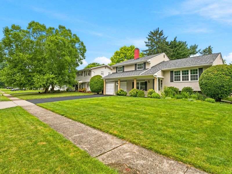 402 Hermitage Road, Columbus, OH 43230 Photo 2