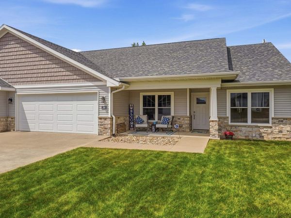 298 Angela Jean Circle, Peosta, IA 52068