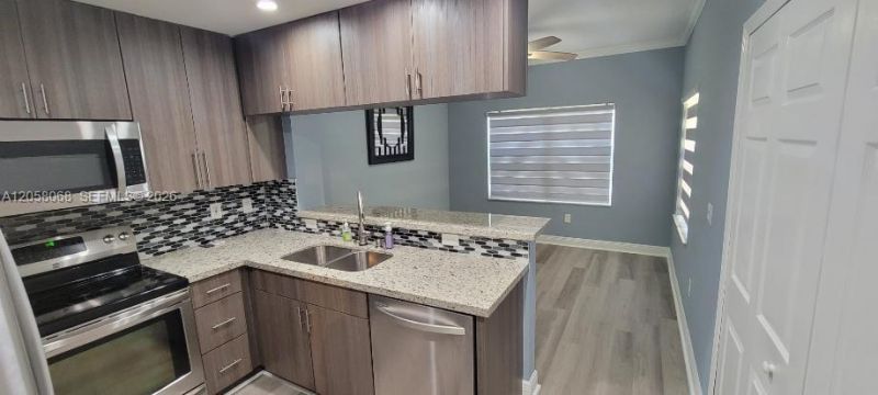 8545 NW 140th St, Unit 1101, Miami Lakes, FL 33016 Photo