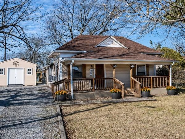 909 N Main Street , Ector, TX 75439