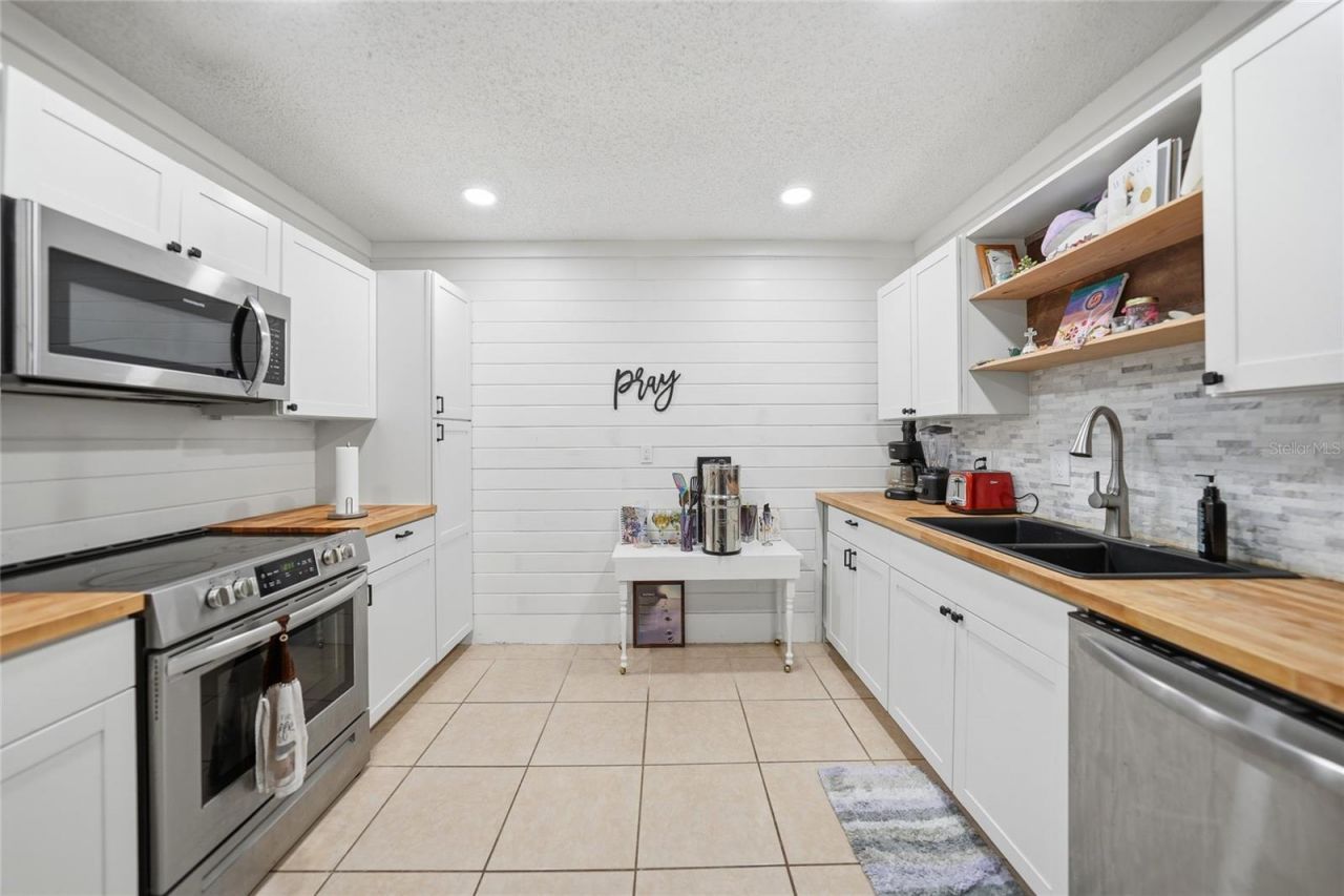 5625 Foxlake Drive, North Fort Myers, FL 33917 Photo