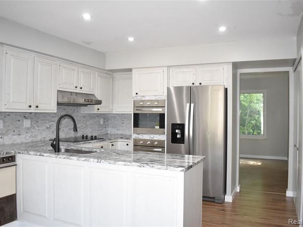 2073 Bordeaux Street, West Bloomfield Twp, MI 48323