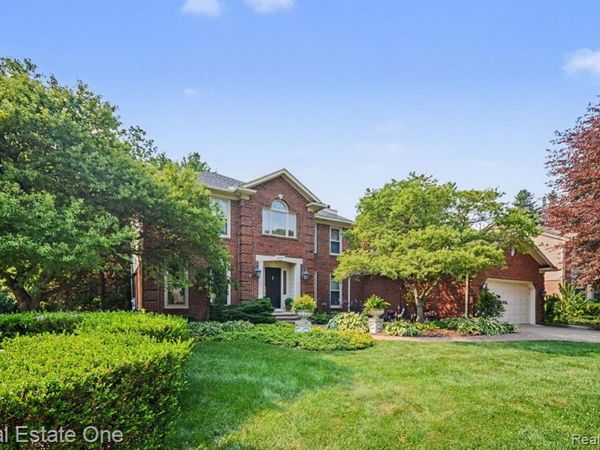 2819 Bywater Drive, Troy, MI 48085
