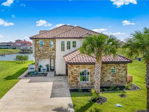 597 W Lago Loop Road , Port O'Connor, TX 77979