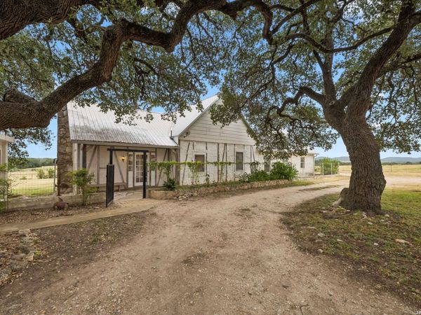 48 Holiday Rd, Comfort, TX 78013