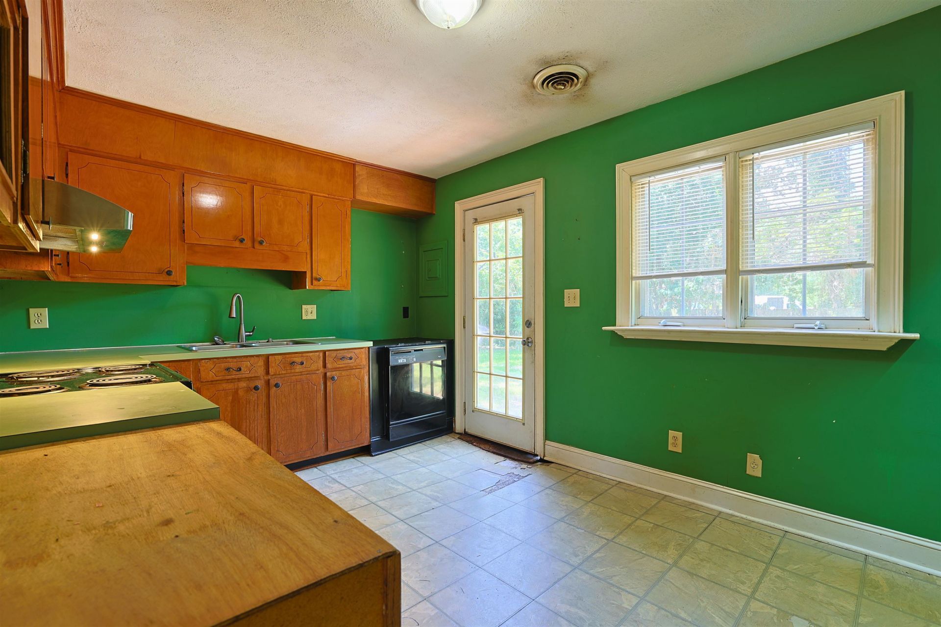 558 Cedar Dr.  Photo 6