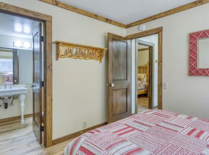 953 Lakeview Avenue, Unit 4, South Lake Tahoe, CA 96150 Photo
