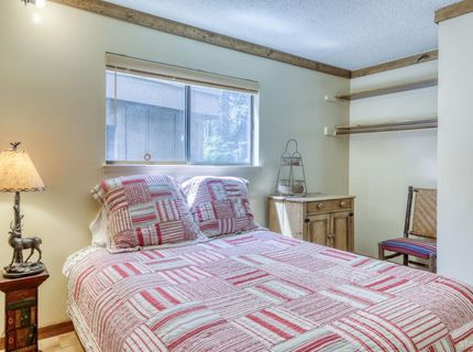 953 Lakeview Avenue, Unit 4, South Lake Tahoe, CA 96150 Photo