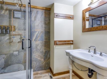 953 Lakeview Avenue, Unit 4, South Lake Tahoe, CA 96150 Photo
