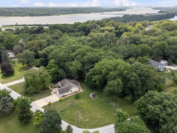 1142 Woodland Lane , Le Claire, IA 52753