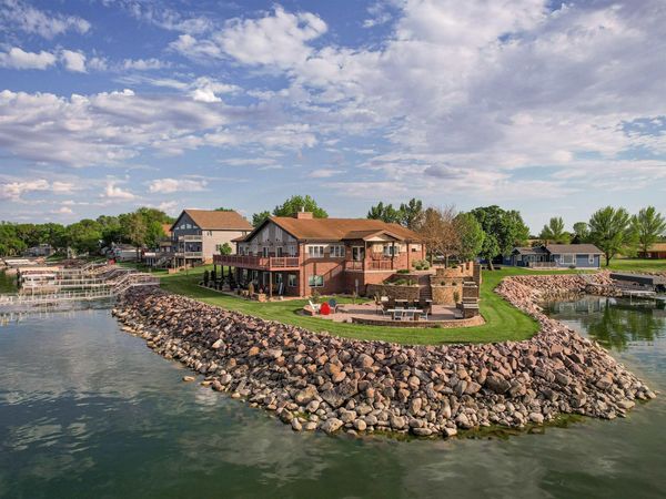 130 S Point Dr, Arlington, SD 57212