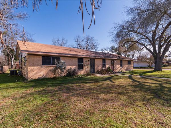97 Peach ST, Luling, TX 78648