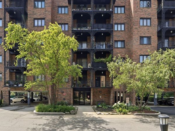 9331 Landings Lane , Unit 305, Des Plaines, IL 60016