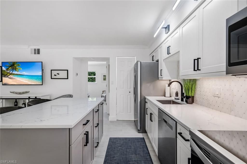 960 7th St S, Unit 105, Naples, FL 34102 Photo