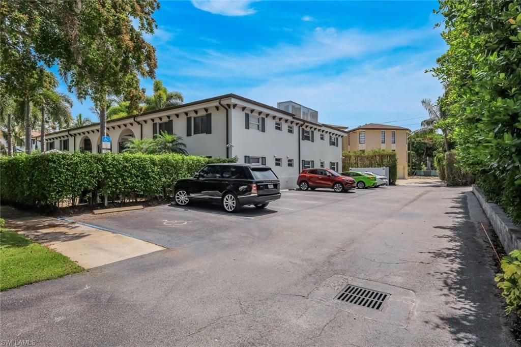 960 7th St S, Unit 105, Naples, FL 34102 Photo
