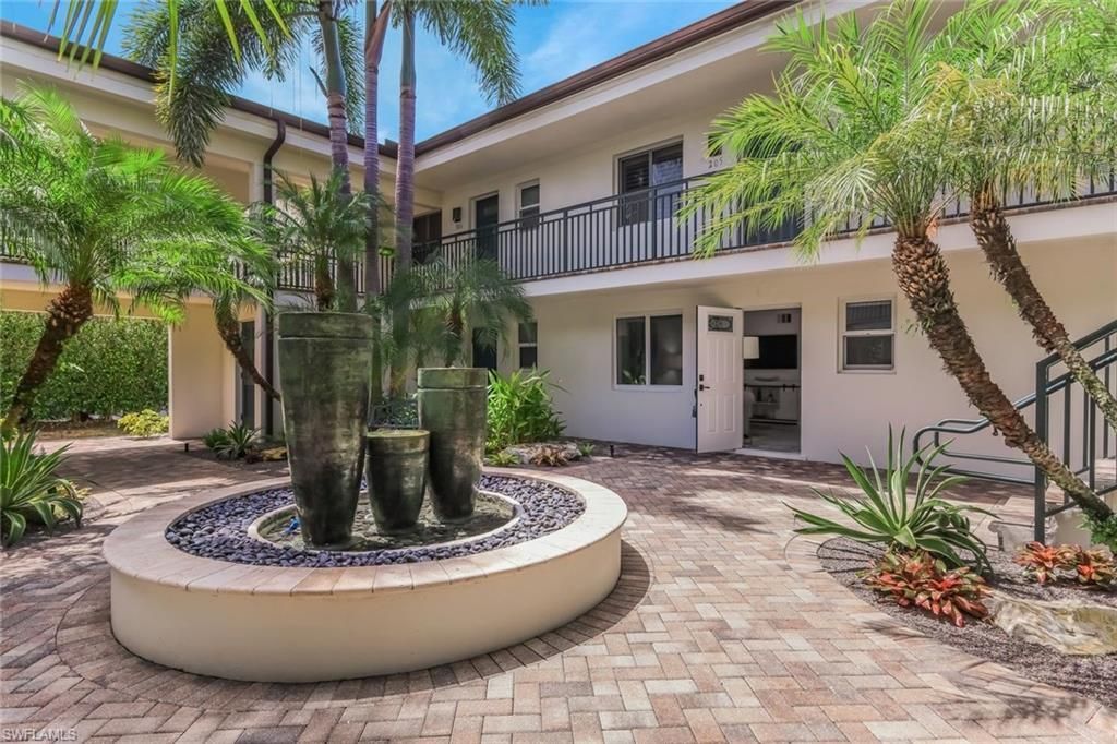 960 7th St S, Unit 105, Naples, FL 34102 Photo