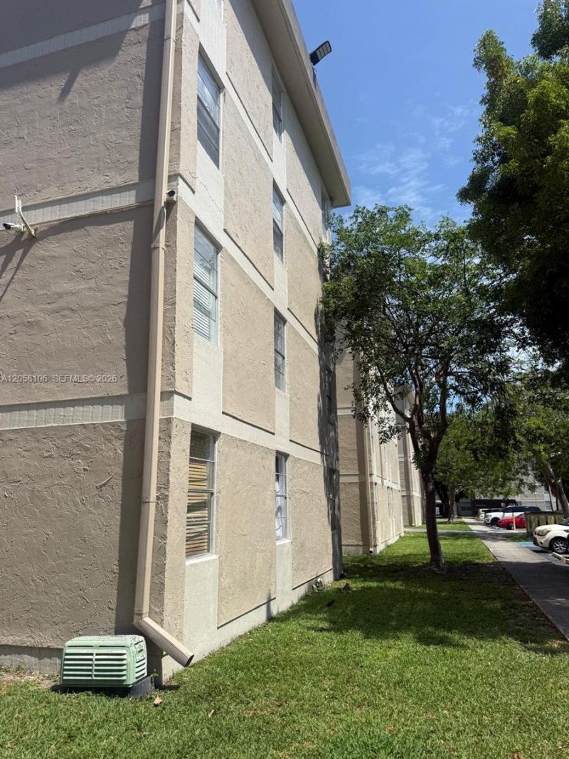 1875 W 56th St , Unit 109, Hialeah, FL 33012 Photo
