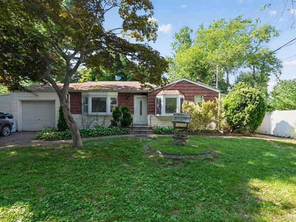 3 Hickory Place, Bay Shore, NY 11706