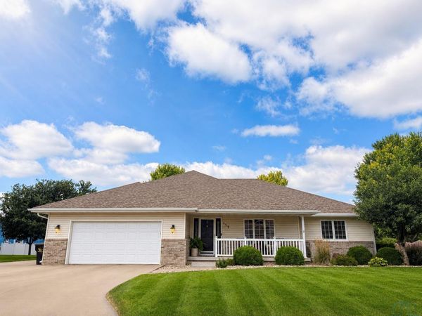 419 Coniston Cir, Sergeant Bluff, IA 51054