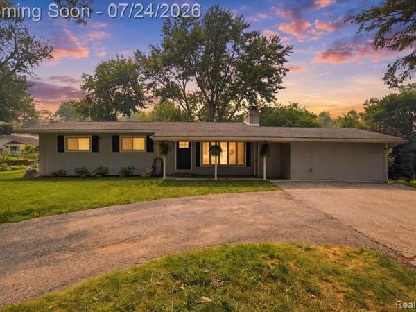 1052 Robinwood Avenue, Waterford Twp, MI 48328