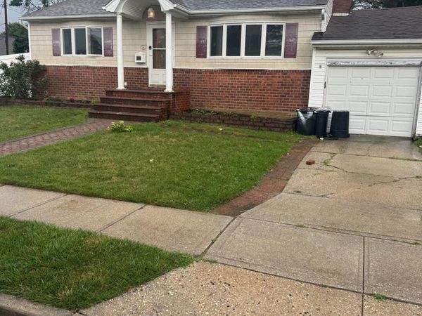 14 Larch Street , Hicksville, NY 11801